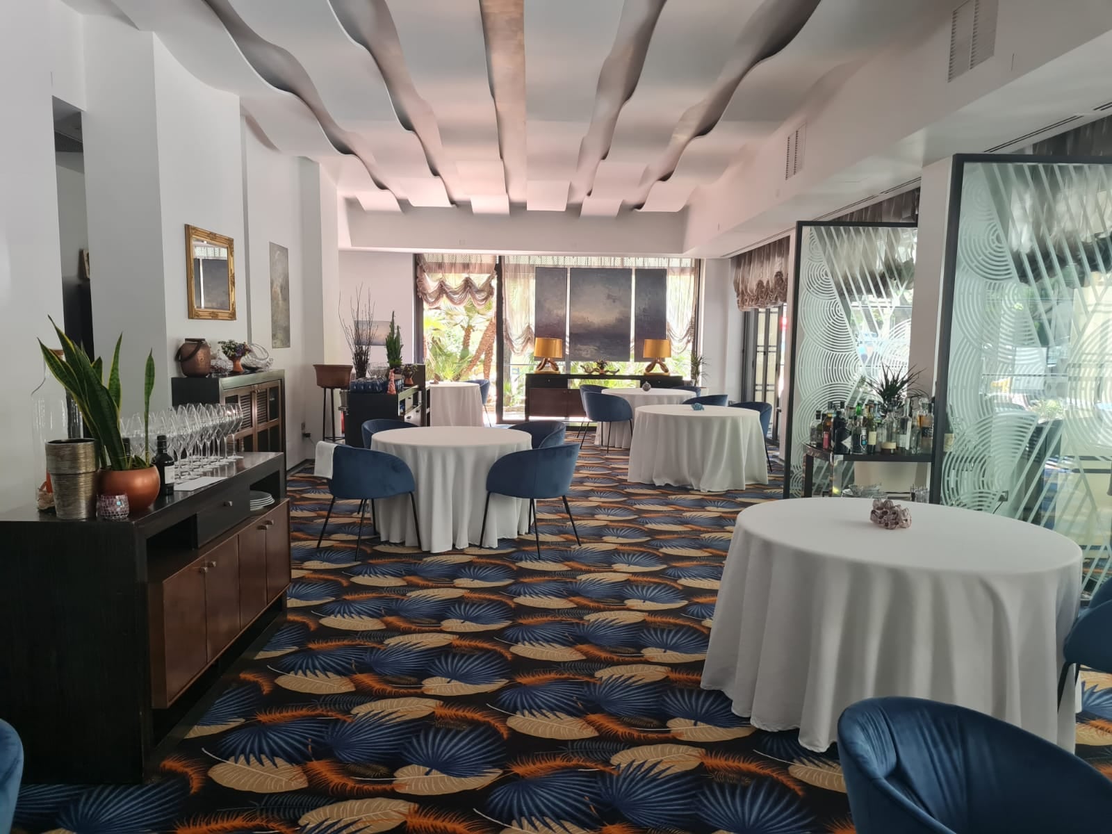 Moquette posata a tutta superficie in una sala ristorante