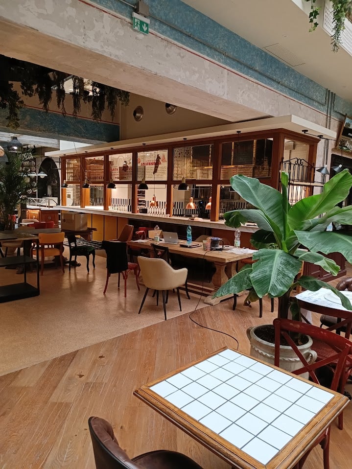 Pavimentazione in legno in un ambiente ristorante